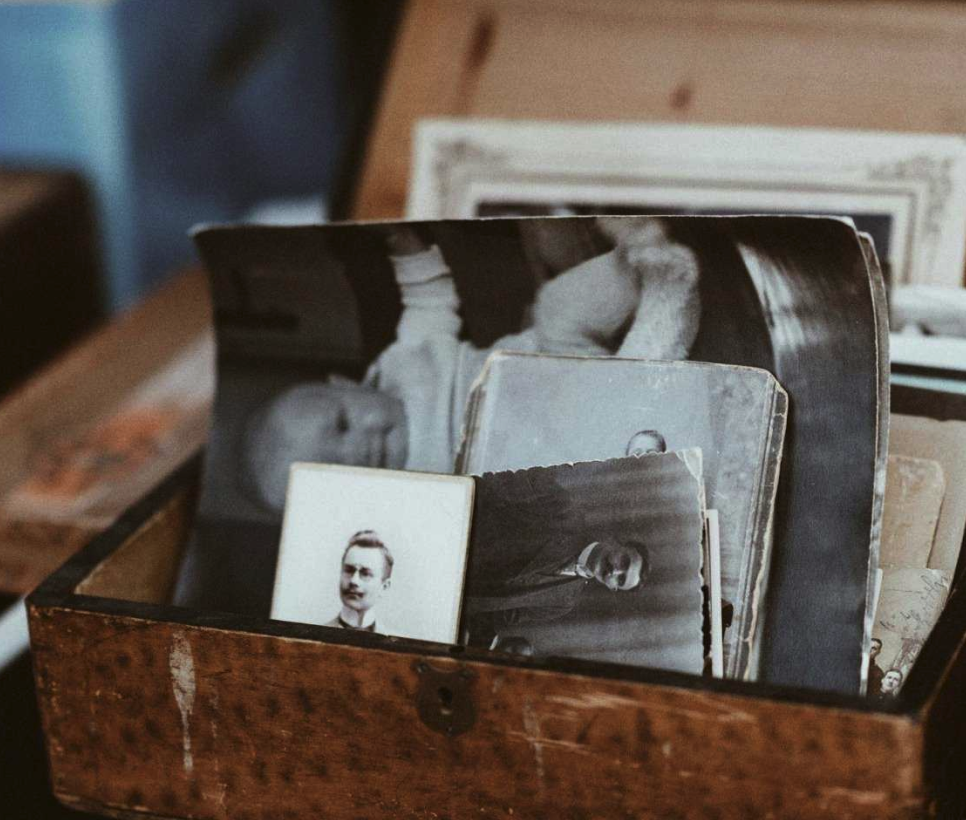 Fotografie d'epoca in una scatola di legno